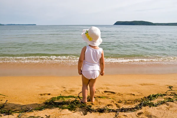 Klein meisje en zee — Stockfoto