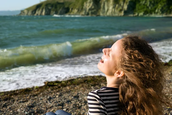 Genç kadın ve deniz — Stok fotoğraf