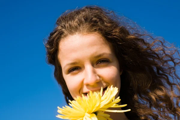 Junge Frau und Chrysantheme — Stockfoto