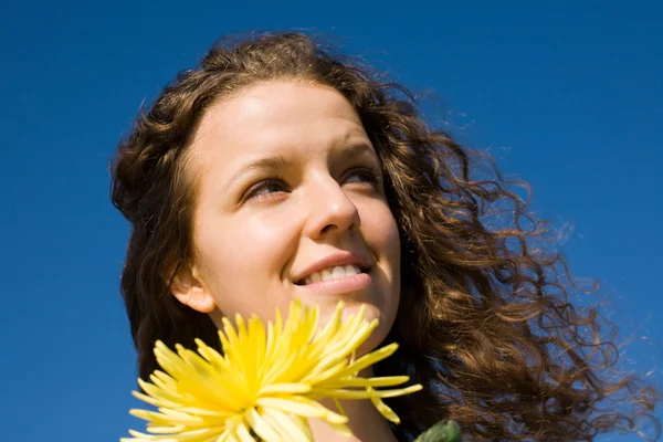 Молодая женщина и хризантема — стоковое фото