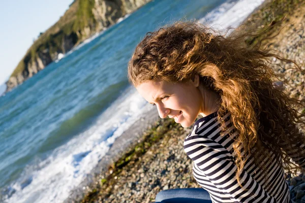 年轻女子和海 — 图库照片