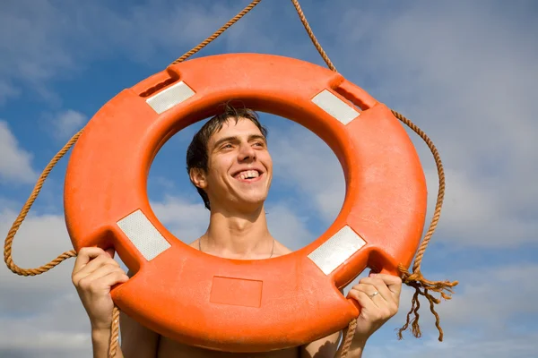 少年と救命浮輪 — ストック写真