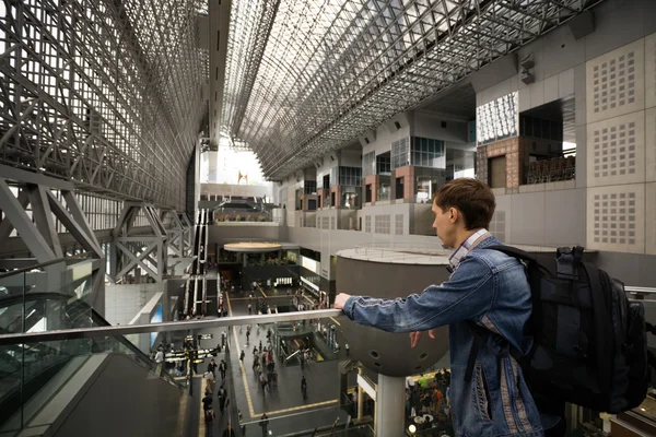 Turist. Kyoto station. Japan. — Stockfoto