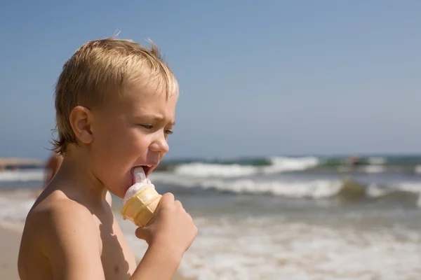 Boy. beach. ice cream — Stock Photo, Image