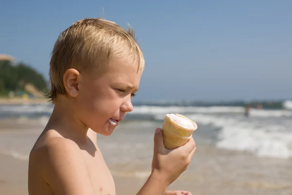 Αγόρι. παραλία. παγωτό — Φωτογραφία Αρχείου