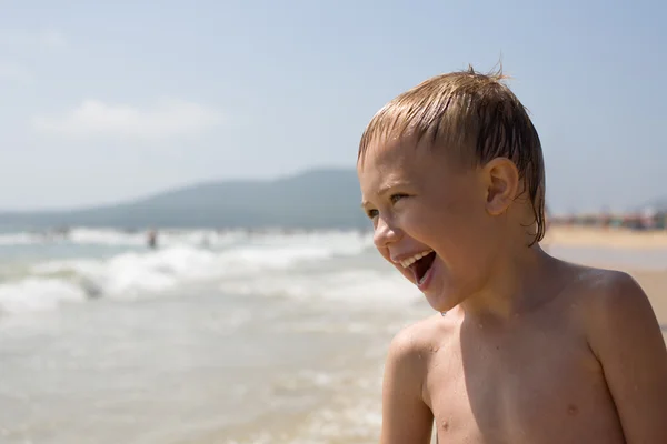 Мальчик и море — стоковое фото