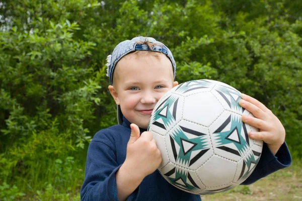 Çocuk ve topu — Stok fotoğraf