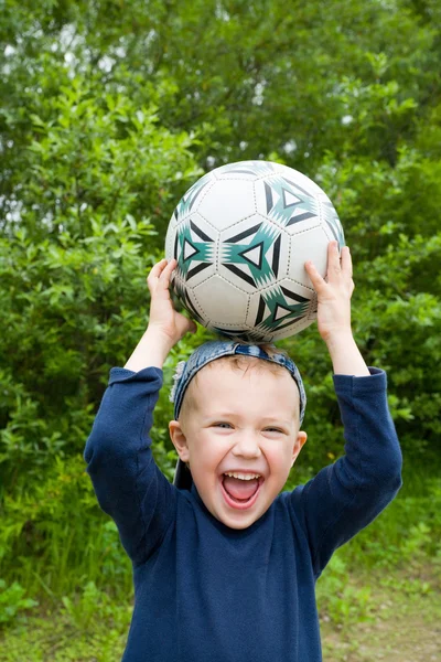 Ребёнок и мяч — стоковое фото