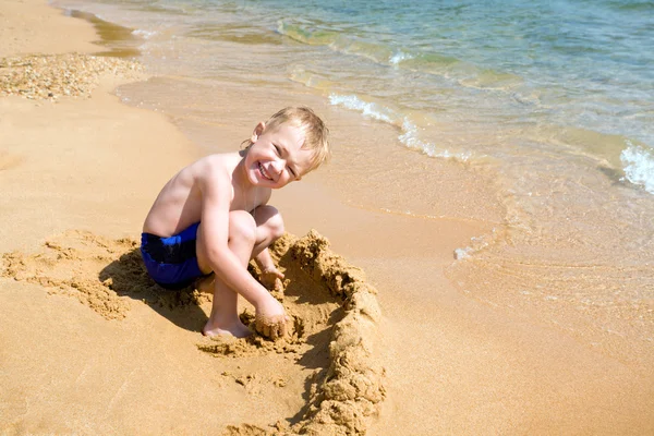 Мальчик и море — стоковое фото