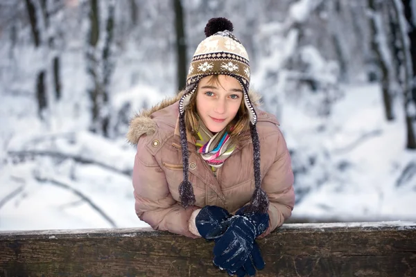 雪の中で 10 代の少女 — ストック写真
