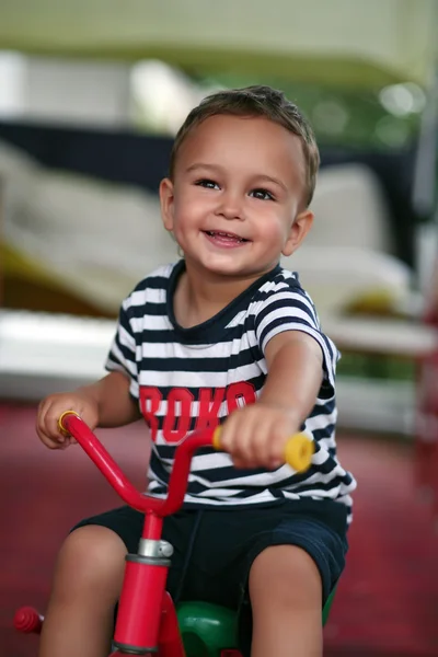 Liten pojke på cykel — Stockfoto