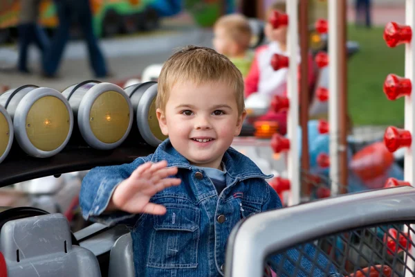Chłopak ładny maluch na merry-go-round — Zdjęcie stockowe