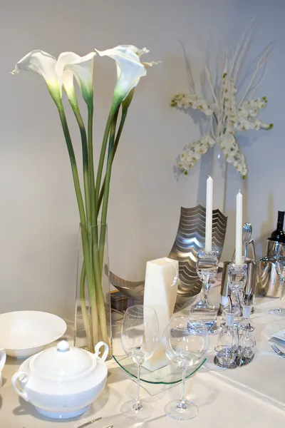 Tabell dekorerad med calla lily — Stockfoto