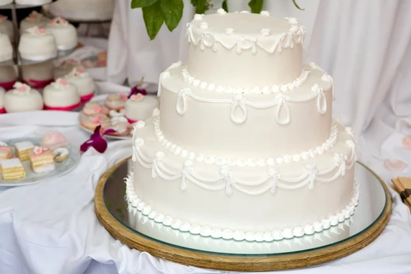 Τριών επιπέδων γαμήλια τούρτα — Φωτογραφία Αρχείου