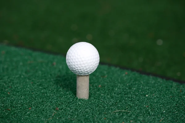 Uma bola de golfe no tee — Fotografia de Stock