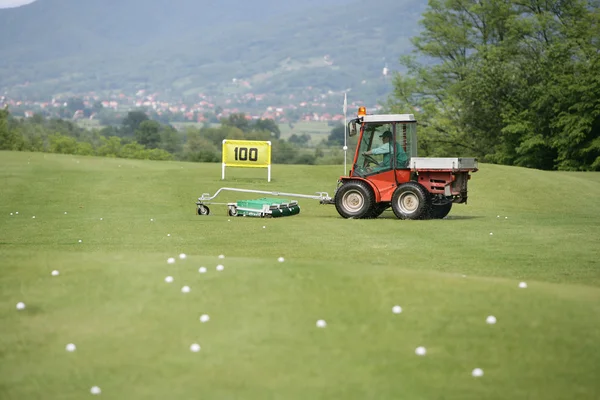 Техническое обслуживание поля для гольфа — стоковое фото