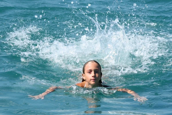 Дівчина плавання — стокове фото