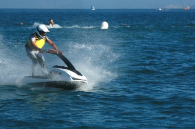 jet ski üzerinde genç adam