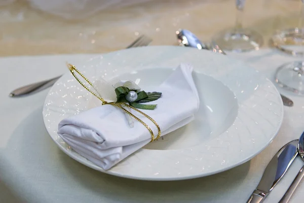 Cadre de table avec une assiette et une serviette — Photo