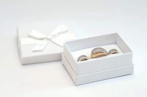 Zlatý prsten a náušnice — Stock fotografie