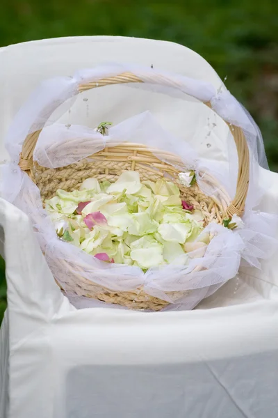 Basket with rose petals — Stock Photo, Image
