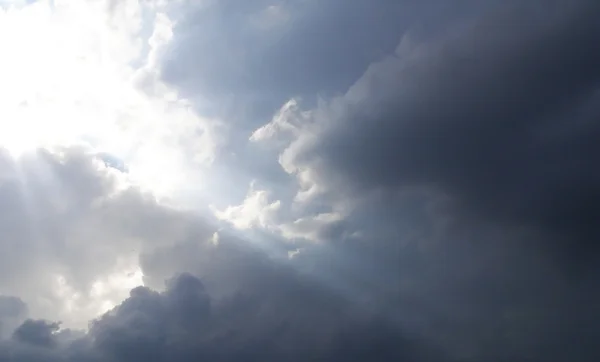 Солнце и облака в небе — стоковое фото