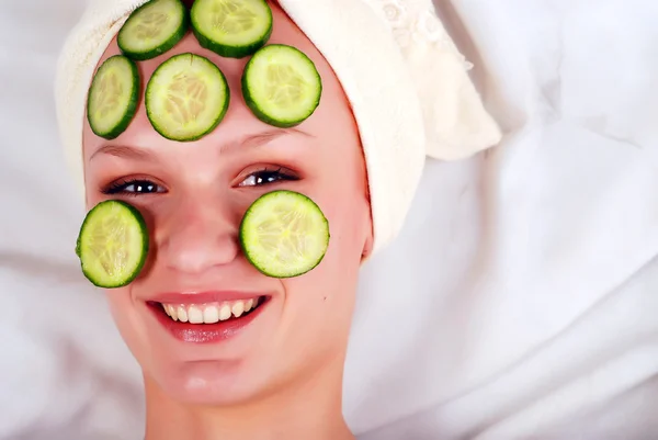 Salatalık maskesi kadında — Stok fotoğraf