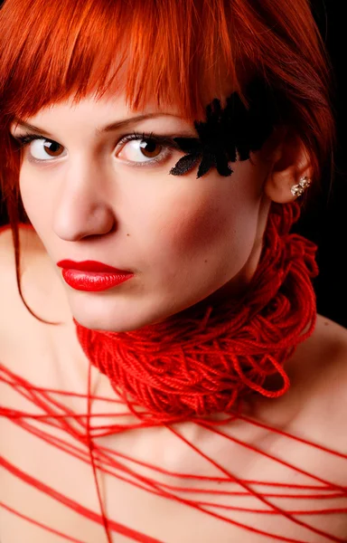 Γυναίκα με κόκκινο κουβάρι — Φωτογραφία Αρχείου
