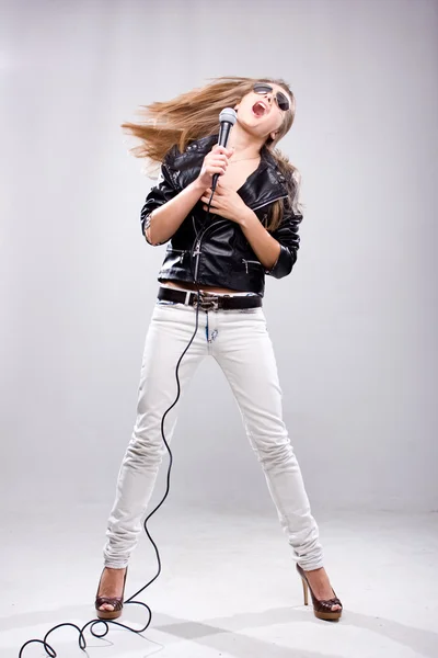Joven cantante con micrófono — Foto de Stock