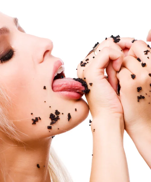 Mujer comer caviar negro — Foto de Stock