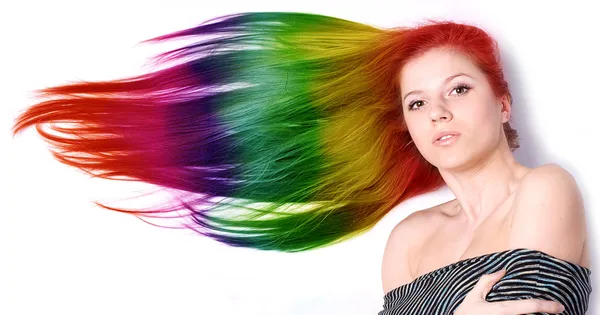 Žena s dlouhou barevné vlasy — Stock fotografie