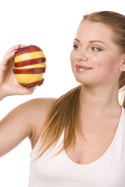 Женщина и ломтики яблок — стоковое фото