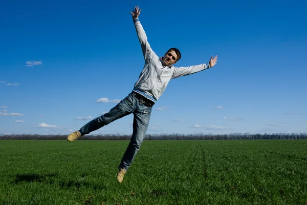 Man and green field — Stock Photo, Image