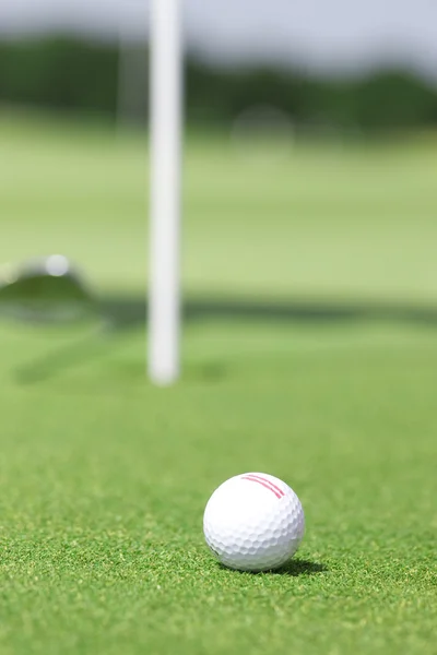 Πεδίο γκολφ και golfball — Φωτογραφία Αρχείου