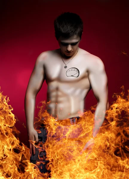 Junger Mann und Feuer — Stockfoto