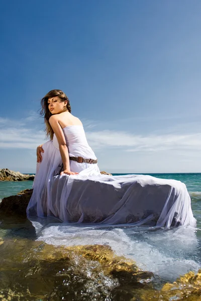 Vrouw en zee strand — Stockfoto