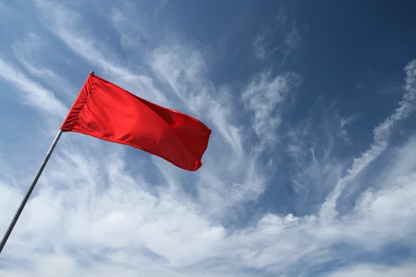 Kırmızı flaf ve mavi gökyüzü — Stok fotoğraf
