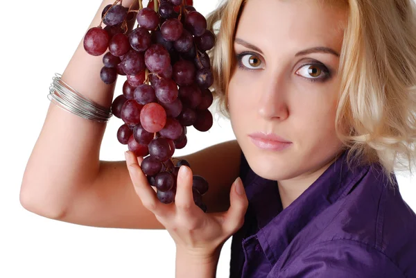 Женщина с кучей винограда — стоковое фото