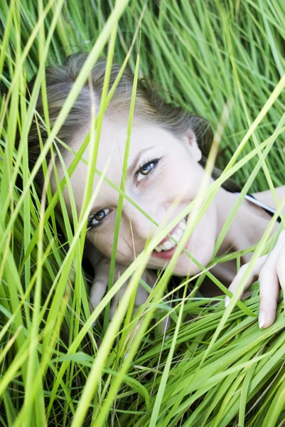 Frau im Gras — Stockfoto