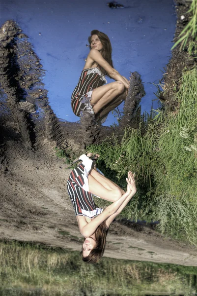 若い女性と水たまり — ストック写真