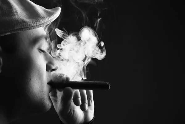Muž s cigare — Stock fotografie