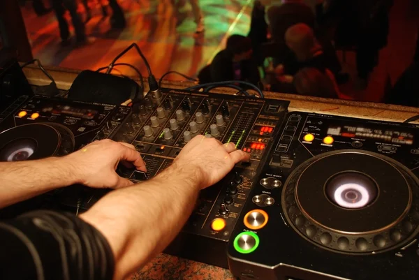 DJ в клубе — стоковое фото