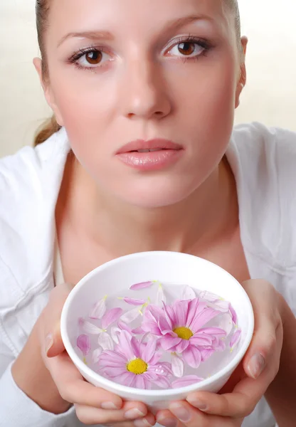 Kvinna och skål med blommor — Stockfoto