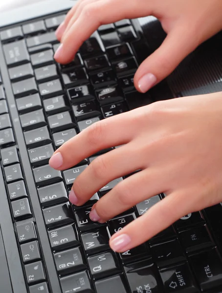 Mãos de mulher e teclado — Fotografia de Stock