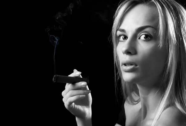 Vrouw met sigaar — Stockfoto