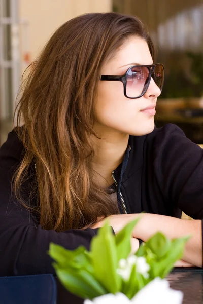 カフェで若い女性 — ストック写真