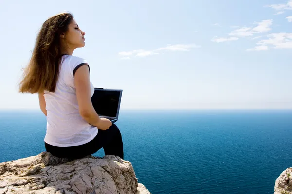 Γυναίκα με φορητό υπολογιστή και θάλασσα — Φωτογραφία Αρχείου