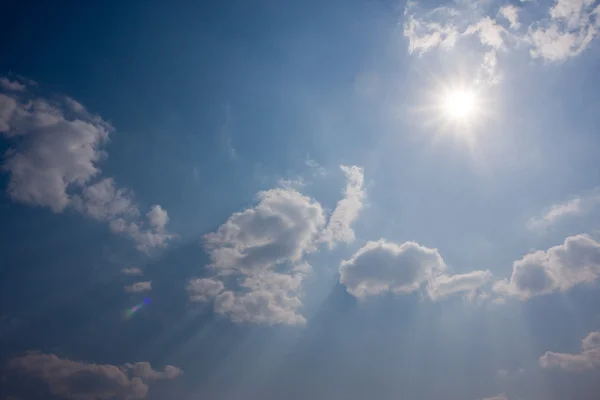 Облачное небо и солнце — стоковое фото