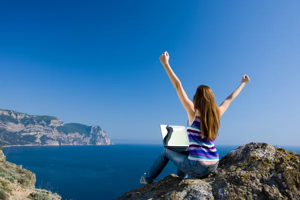 Kvinna med laptop och havet Royaltyfria Stockfoton