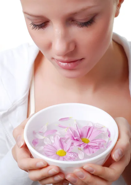 여자와 꽃 그릇 — 스톡 사진